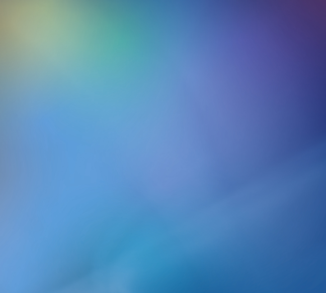 Frontansicht von zwei BMW-Fahrzeugen in Hellblau und Weiß, geparkt vor einer bewaldeten Hügelkulisse unter klarem, sonnigem Himmel.