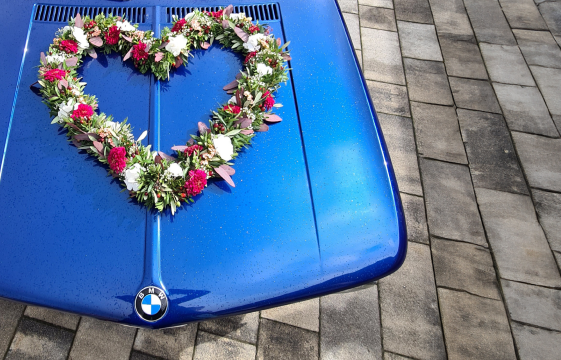 Auto mit Blumenschmuck in Herzform